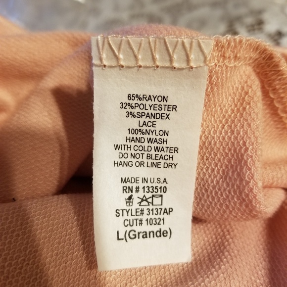 Mauve cold shoulder with black lace accents - Picture 3 of 3